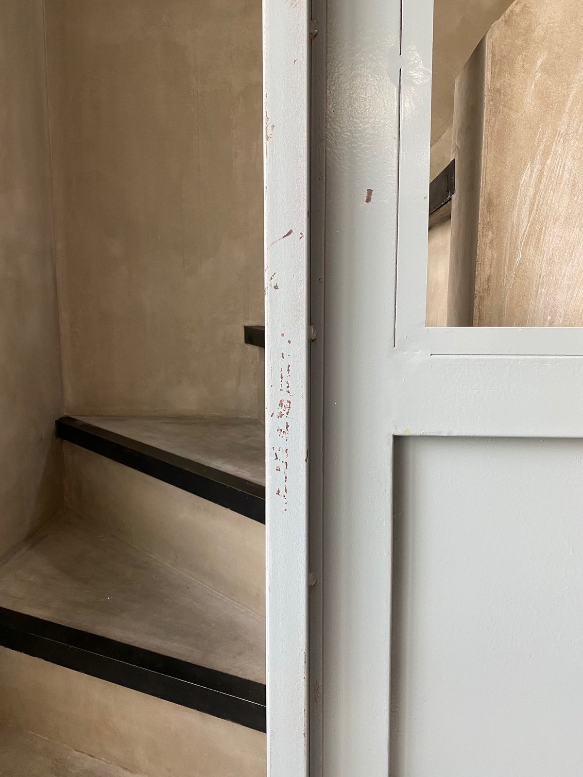 貴重海外製搬入付配送アイアンドア鉄扉枠付インダストリアル防犯対策