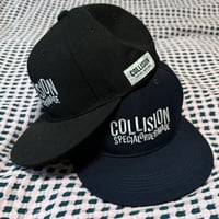 COLLISIONフラットバイザー スナップバックの刺繍帽子2025