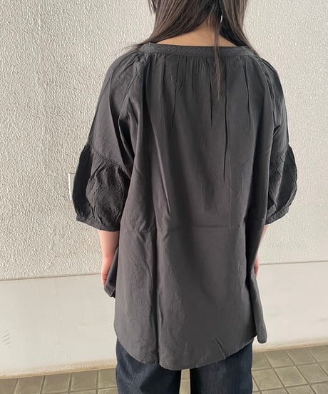 スキッパー刺繍ブラウス(RE006013-08）