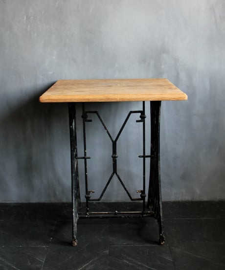 Sewing machine table