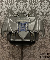 ATELIER-PIERROT／“Nocturnal Grave” Batwing Satchel （ネイビー）