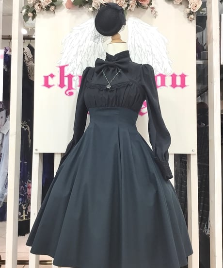 Sheglit／スタンドカラーリボンジャボブラウス（ブラック）【2サイズ展開】