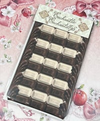 Enchantlic Enchantilly／ チョコレートボーダーオーバーニー ソックス（ホワイト×チョコ）