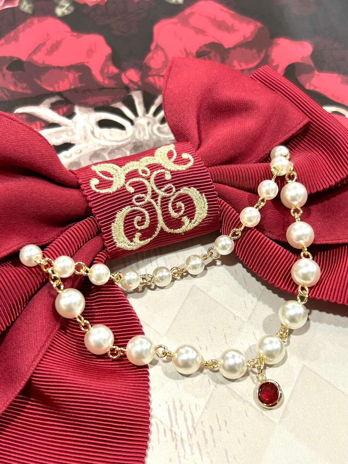 Enchantlic Enchantilly／ロゴ刺繍パールリボンブローチ（エンジ