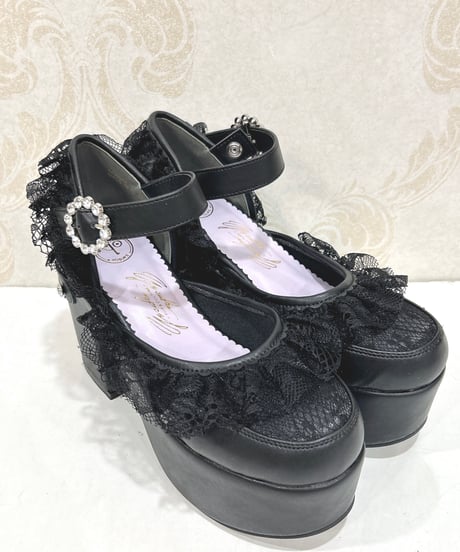 YÖSUKE／厚底ストラップパンプス（レースフリル）