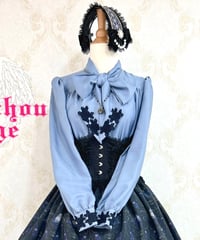 Enchantlic Enchantilly／ノーブルリボンタイブラウス（アフタヌーンブルー×濃紺レース）