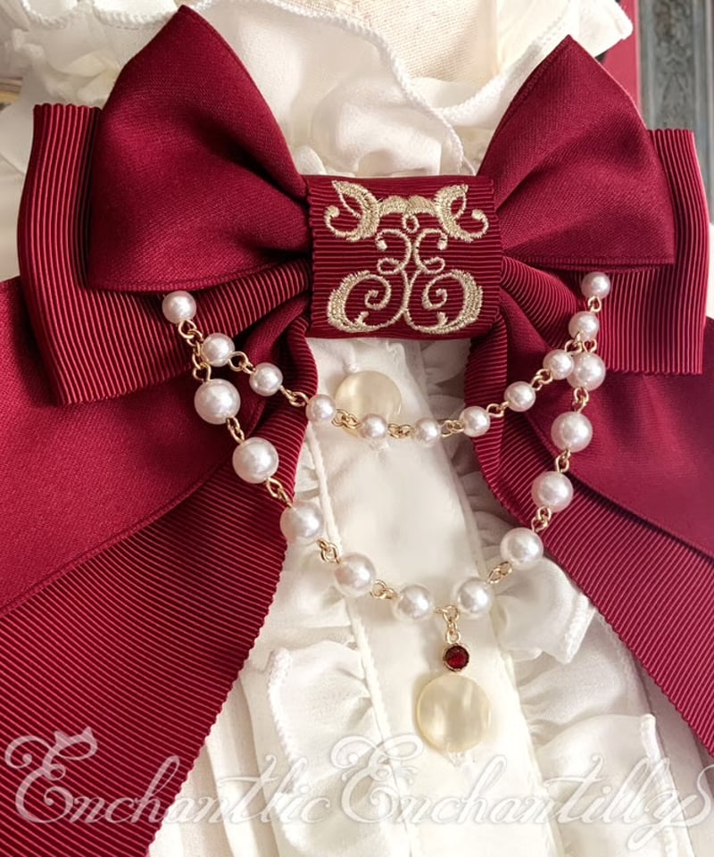 Enchantlic Enchantilly／ロゴ刺繍パールリボンブローチ（エンジ