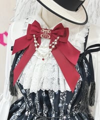 Enchantlic Enchantilly／ロゴ刺繍パールリボンブローチ（エンジ）