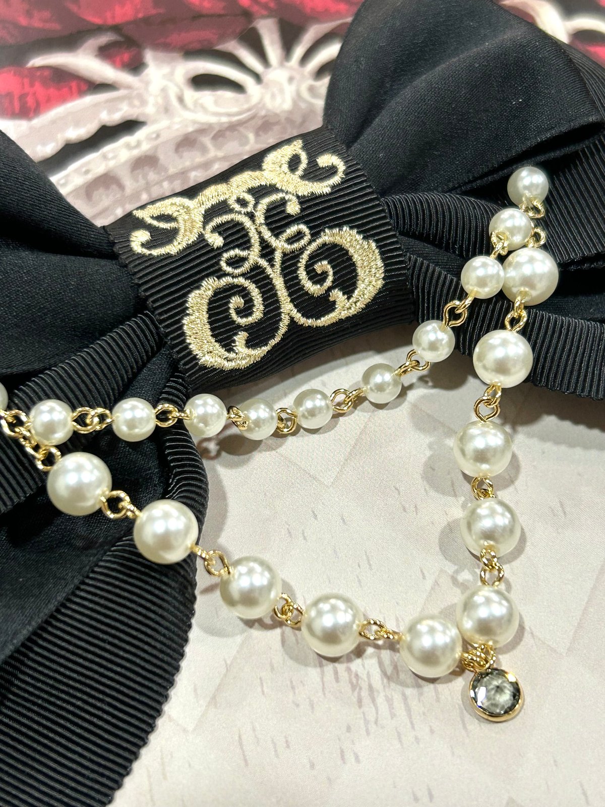 Enchantlic Enchantilly／ロゴ刺繍パールリボンブローチ（黒） | chou