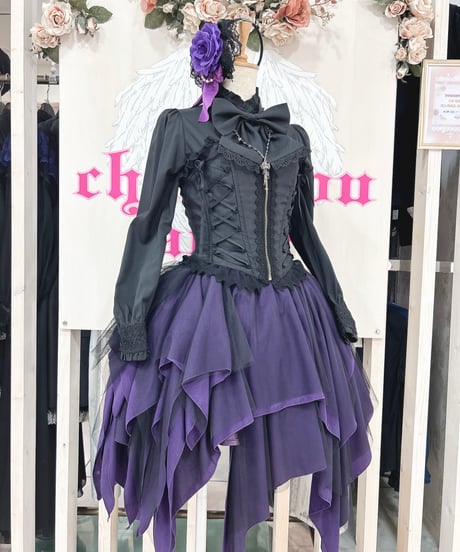 Sheglit／スタンドカラーリボンジャボブラウス（ブラック）【2サイズ展開】