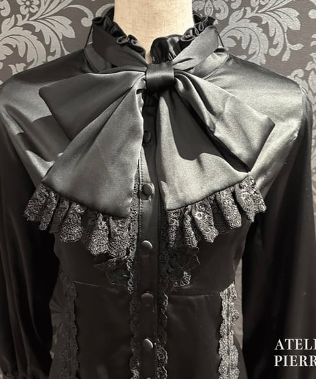 ATELIER-PIERROT／Classical Duchess Ribbon Blouse（ブラック）