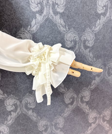 Enchantlic Enchantilly／シャンテリーフリルブラウス（生成り）