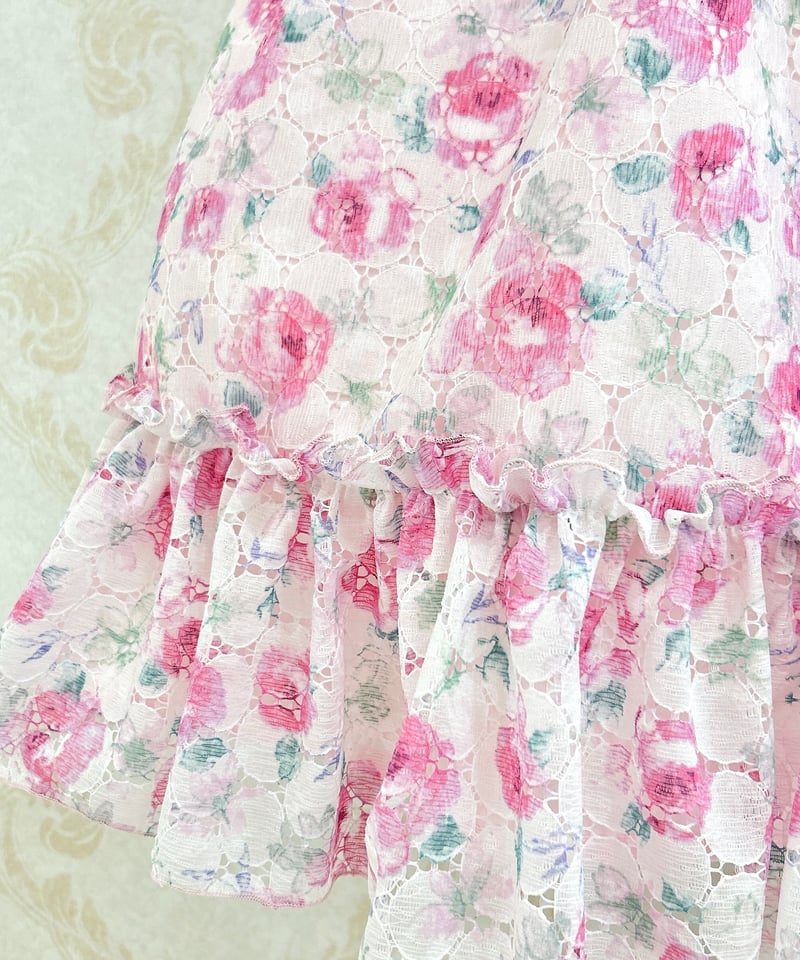 ミルフルールのピンクに薔薇柄のジャンパースカート ミルフルール/ピンクにバラ柄のジャンパースカート
