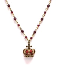 Sheglit／"Noble"クラウンネックレス（ゴールド）レッド