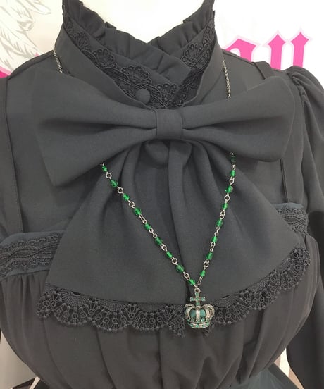 Sheglit／スタンドカラーリボンジャボブラウス（ブラック）【2サイズ展開】