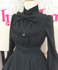 Sheglit／スタンドカラーリボンジャボブラウス（ブラック）【2サイズ展開】