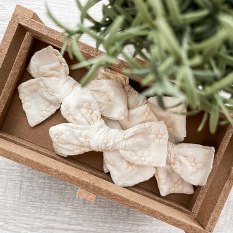 Flower Bow (Ivory) 9cm