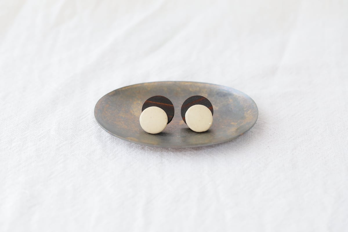 陶器と漆 丸ピアス（陶器白） | Iwayado craft 