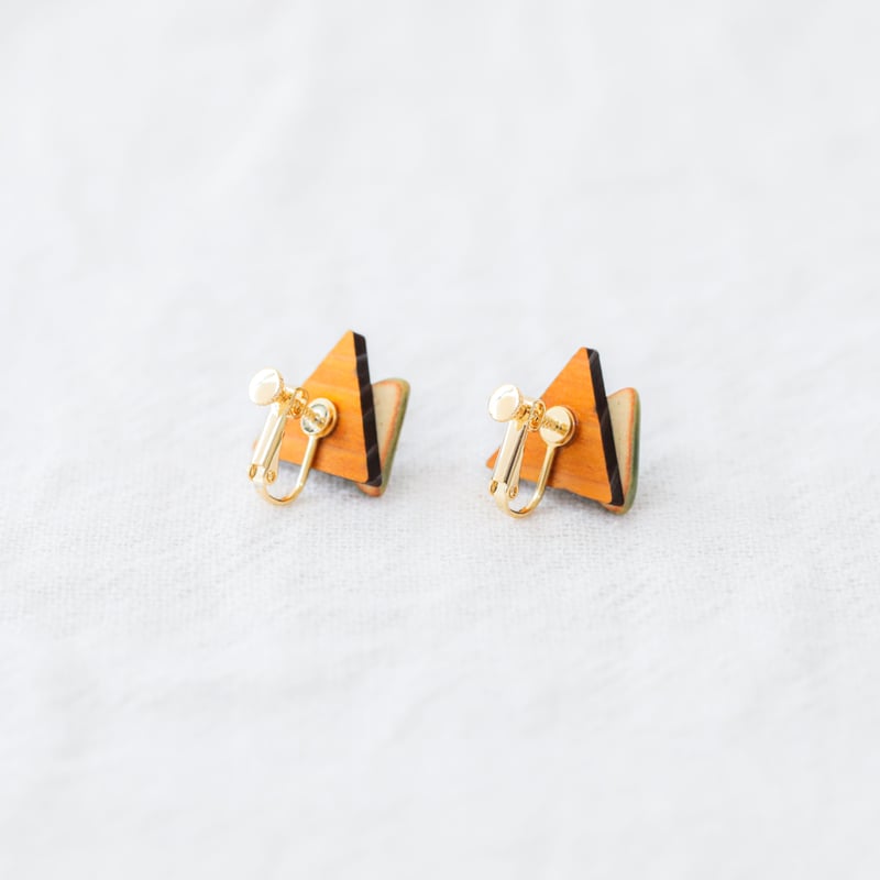 陶器と漆 三角ピアス（陶器緑） | Iwayado craft