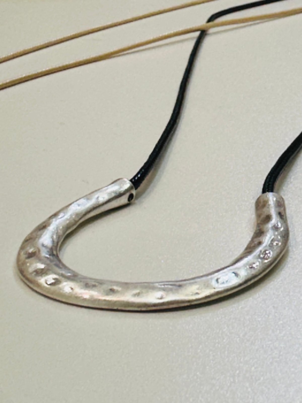 ☆大人気☆再入荷☆ 彫金U字ネックレス 13563 | BlueOnionStore ☆大人気☆再入荷☆ 彫金U字ネックレス 13563 | BlueOnionStore
