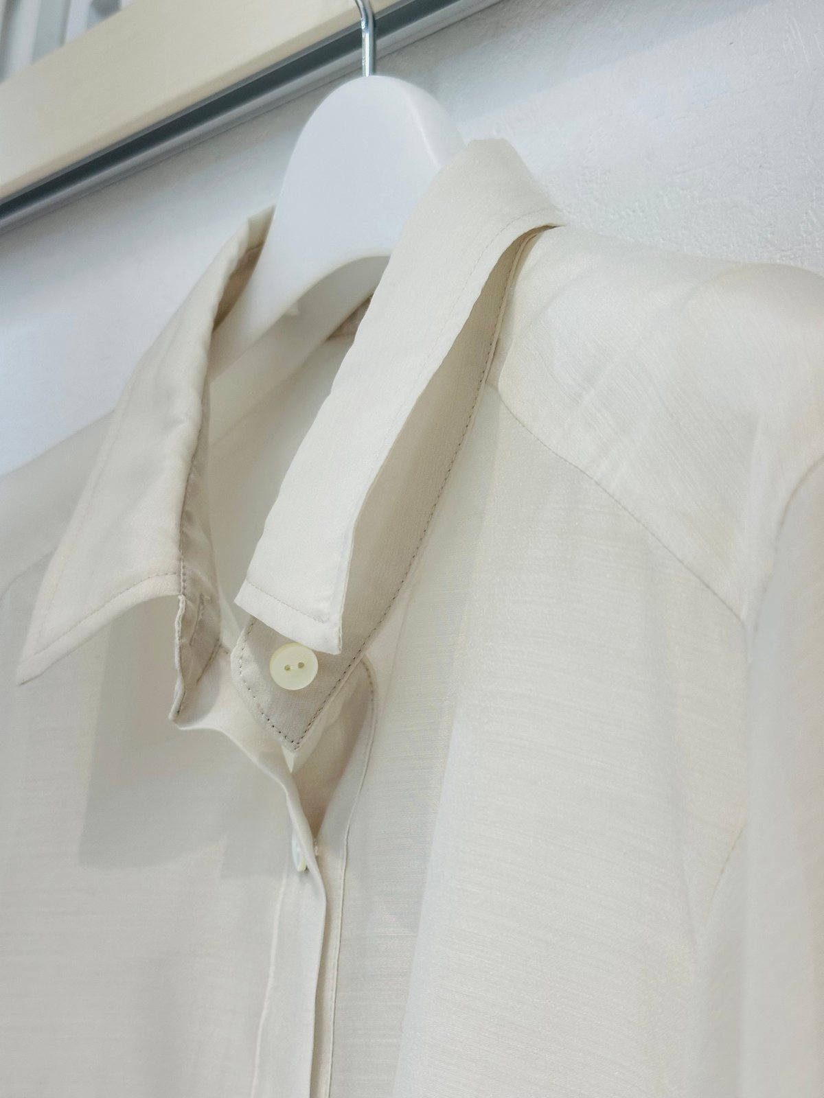 バックプリーツシアーシャツ 2412696 | BlueOnionStore バックプリーツシアーシャツ 2412696 | BlueOnionStore