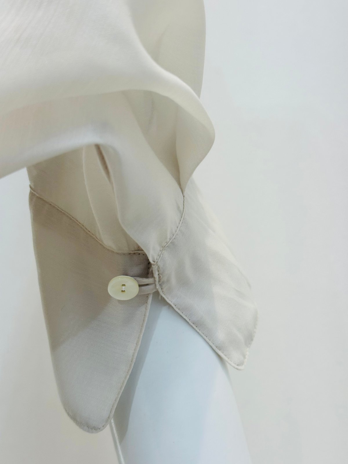 バックプリーツシアーシャツ 2412696 | BlueOnionStore バックプリーツシアーシャツ 2412696 | BlueOnionStore