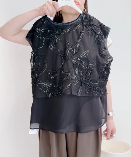 【CHIGNON   シニオン　25夏ご予約】  モール刺繍チュールレイヤードblouse　　1853-377NH  2506a