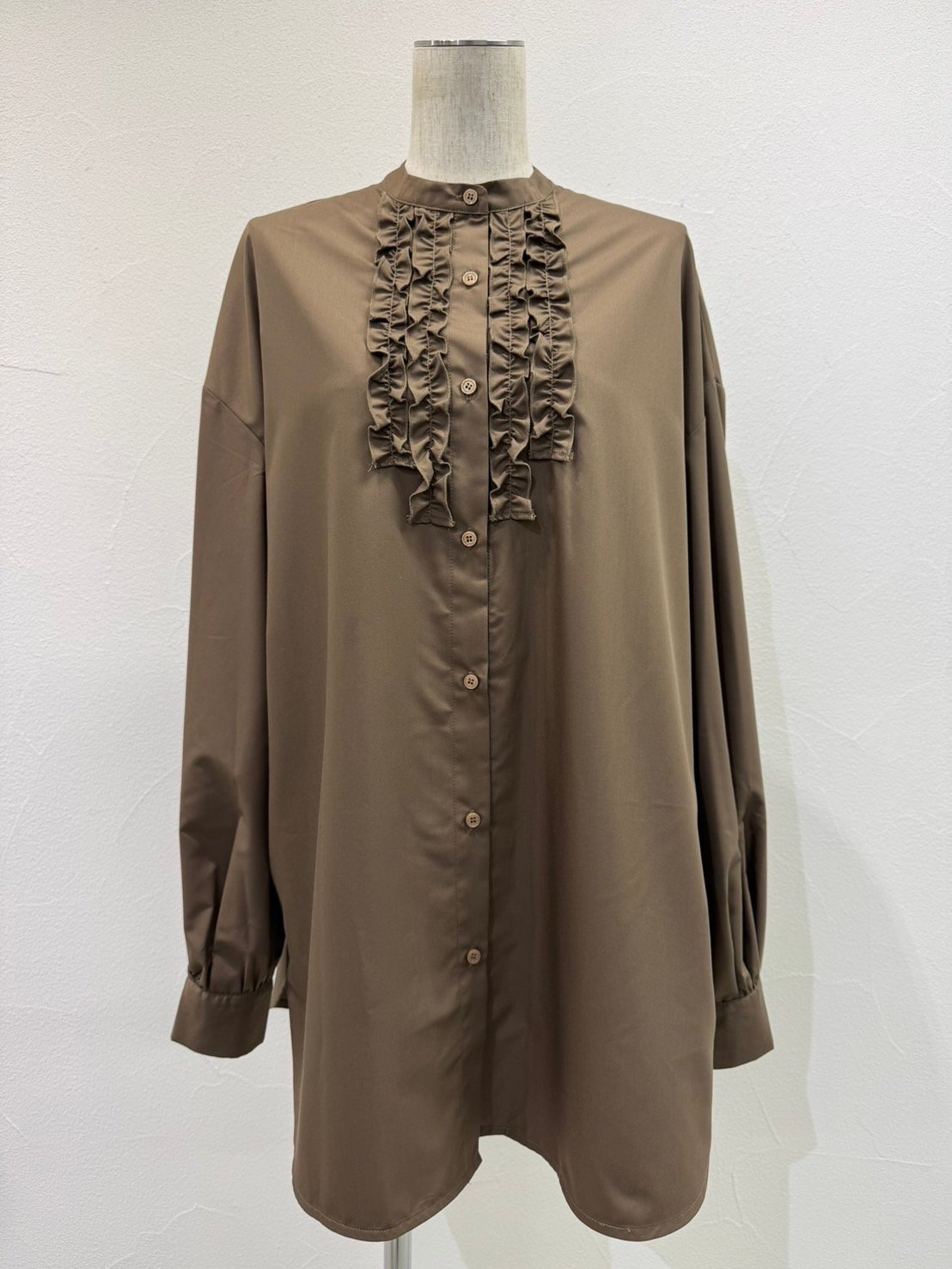 ちょん　CYAN TOKYO　フリル付きブラウンシャツ CYAN tokyo シアントーキョー 25秋冬ご予約】 2ラインフリルオーバー