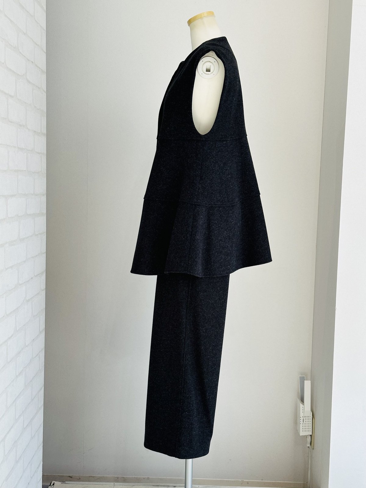 美品　anana ウールライクティアードぺプラムベスト　ジレ　ブラック 美品anana ウールライクティアードぺプラムベストジレブラック