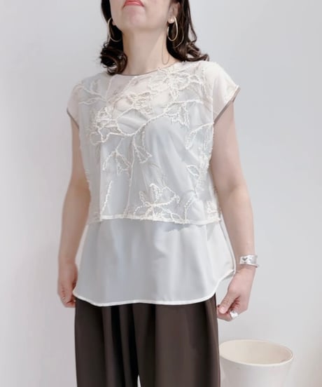 【CHIGNON   シニオン　25夏ご予約】  モール刺繍チュールレイヤードblouse　　1853-377NH  2506a