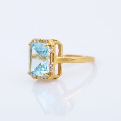 blue topaz with white topaz accentリング