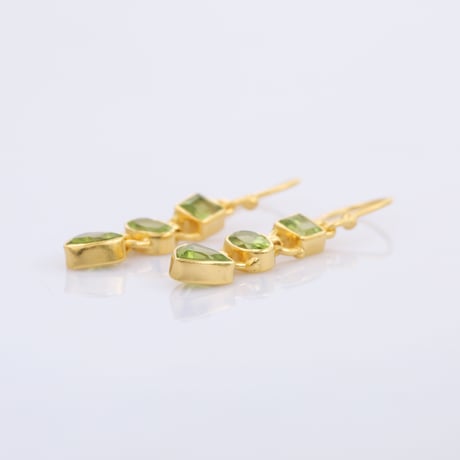 square oval triangle peridotピアス