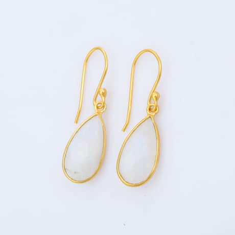 elongated pear shape moonstoneピアス