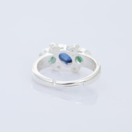 kyanite emerald with small white topazリング
