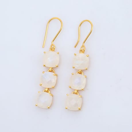 small three cube moonstoneピアス