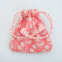 pink and white floral巾着ポーチ