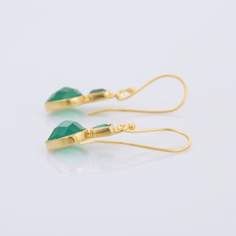 green onyx tribal motifピアス