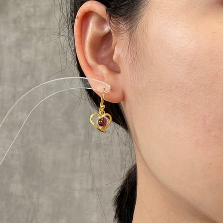 red garnet heartピアス