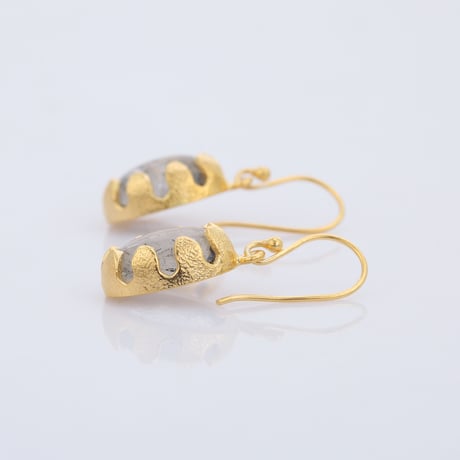 black rutile tribal motifピアス