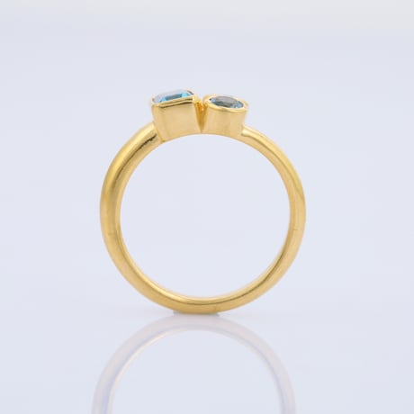 blue topaz emerald three stoneリング