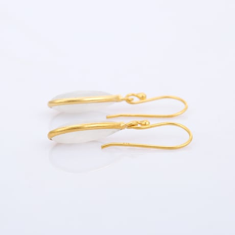 elongated pear shape moonstoneピアス