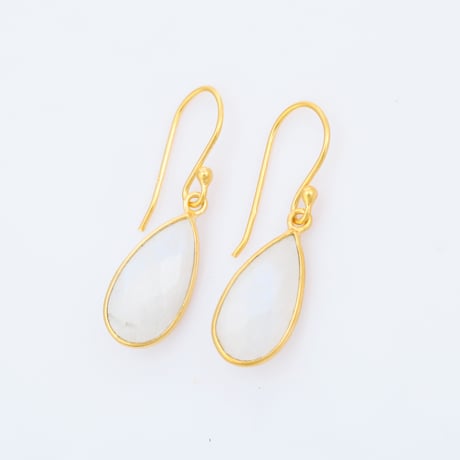 elongated pear shape moonstoneピアス