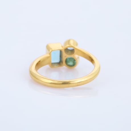 blue topaz emerald three stoneリング