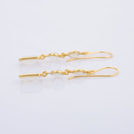 mix shape moonstoneピアス