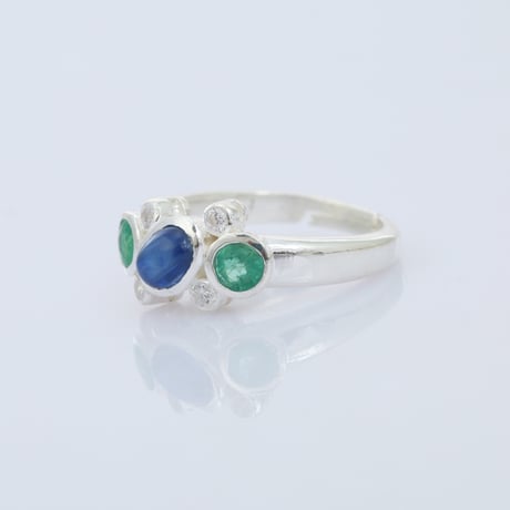 kyanite emerald with small white topazリング