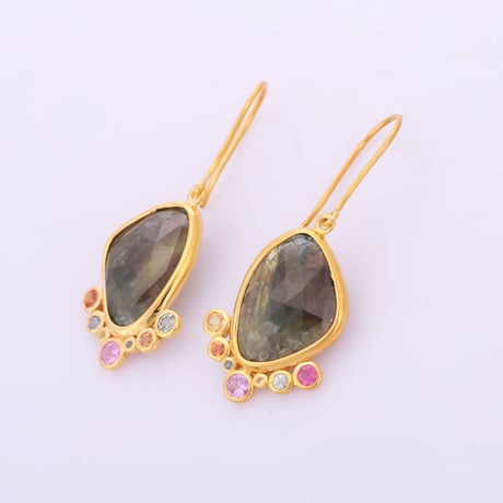 bi color and multi color sapphireピアス