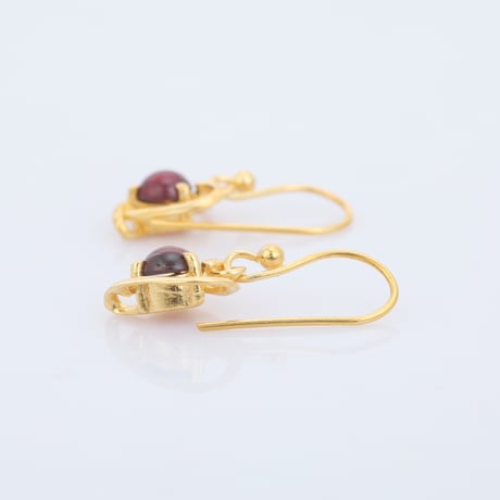 red garnet heartピアス