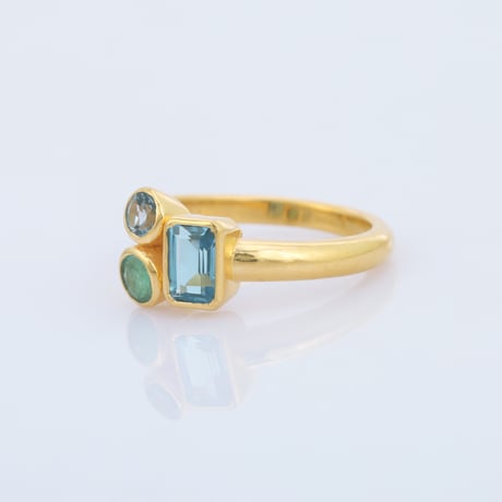 blue topaz emerald three stoneリング