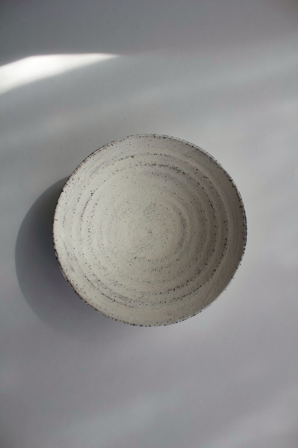 二階堂明弘 no.6 やきしめリム皿（中・白） | eatrip soil