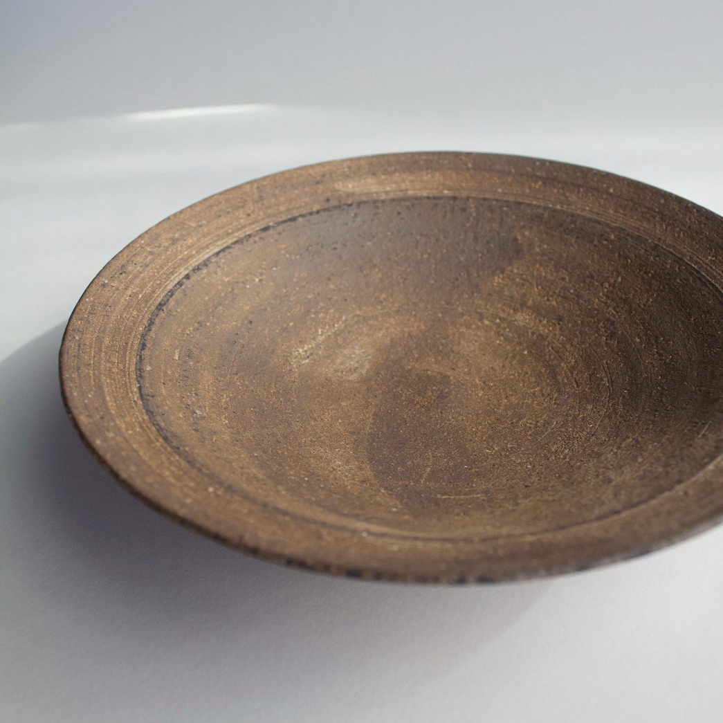 二階堂明弘 no.6 やきしめリム皿（中・茶/グレー） | eatrip soil